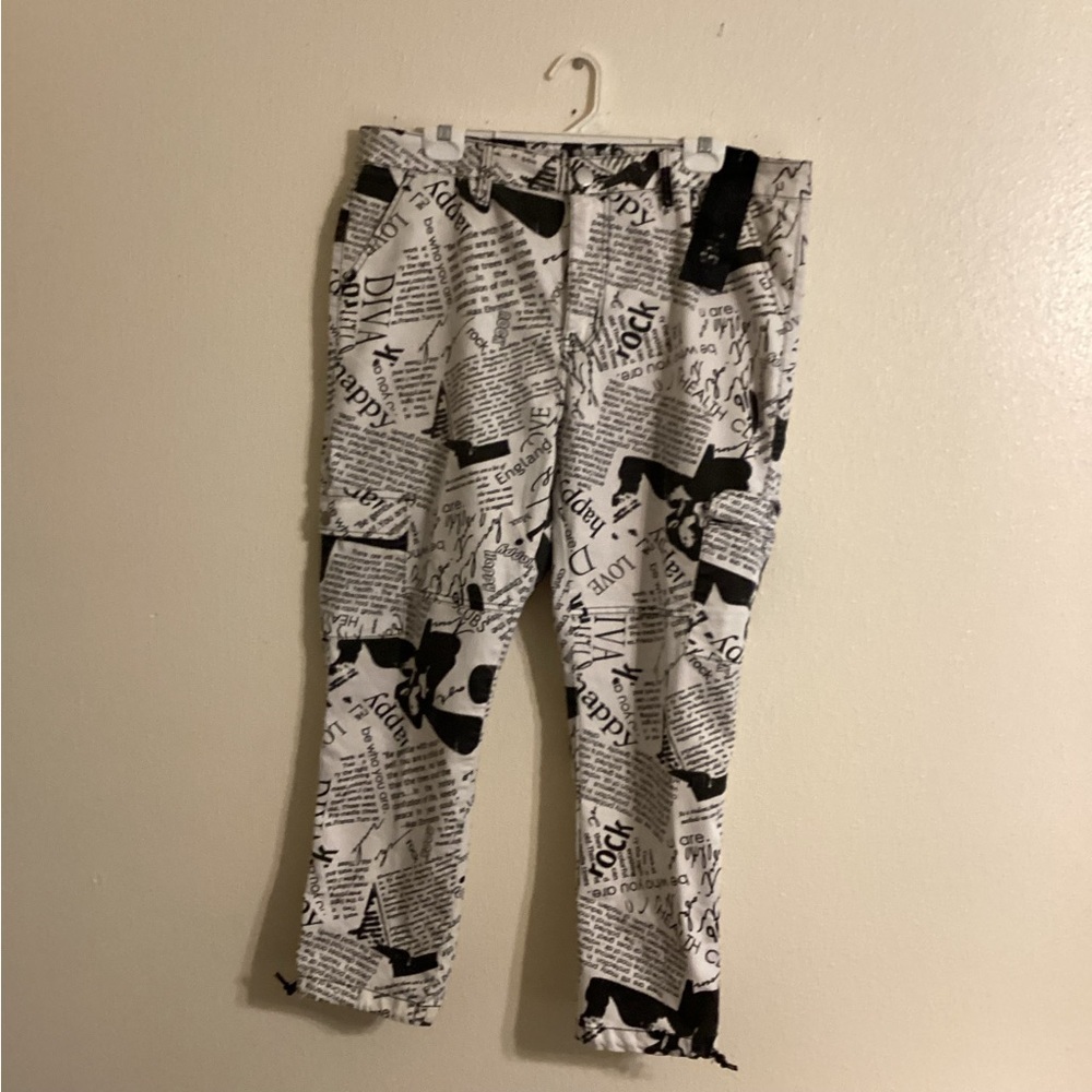 NWT VIP Jeans Good Vibes Sculpting Newspaper Cargo Zip Pants Size 22